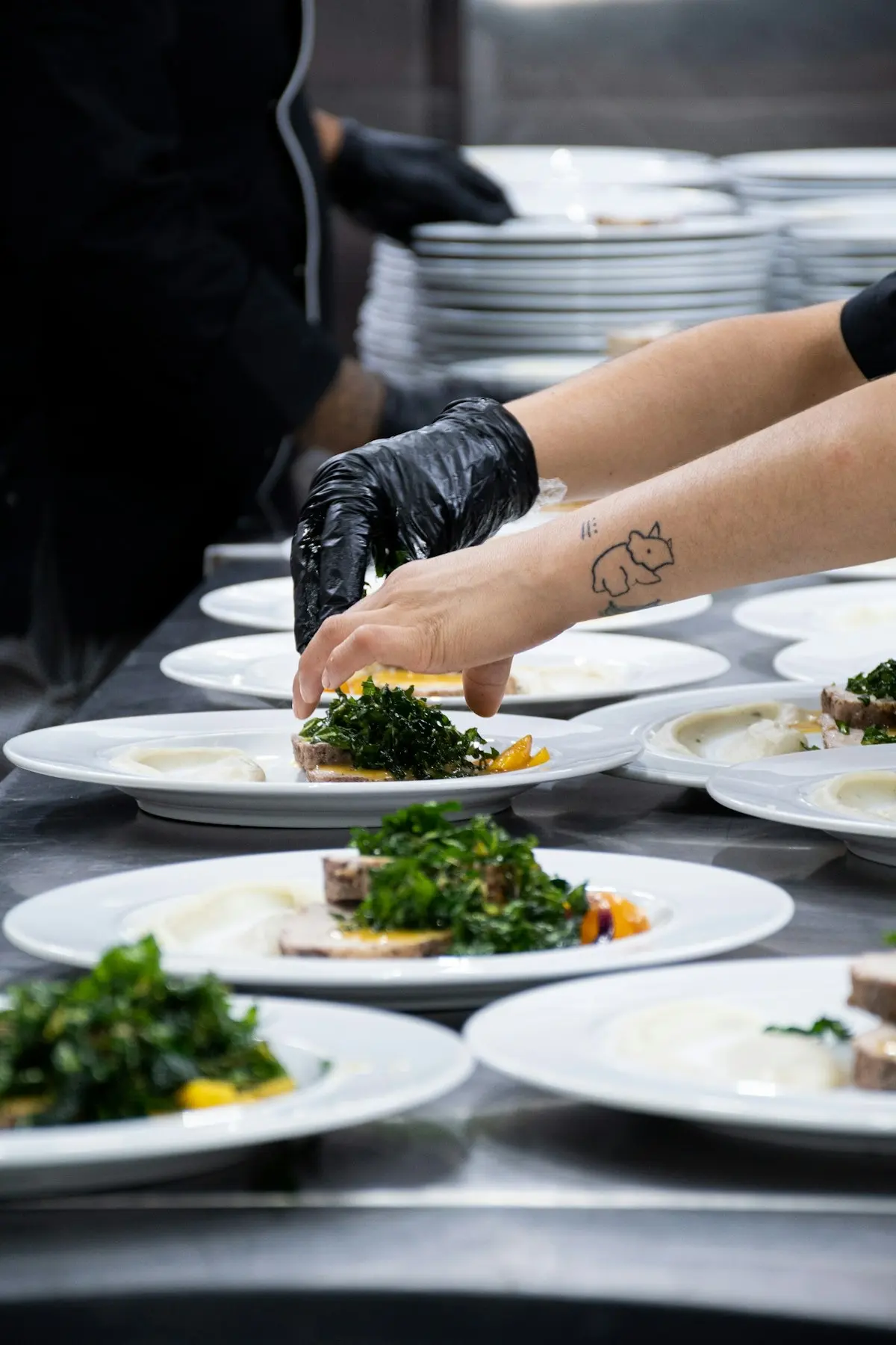 Le chef dresse des assiettes en cuisine