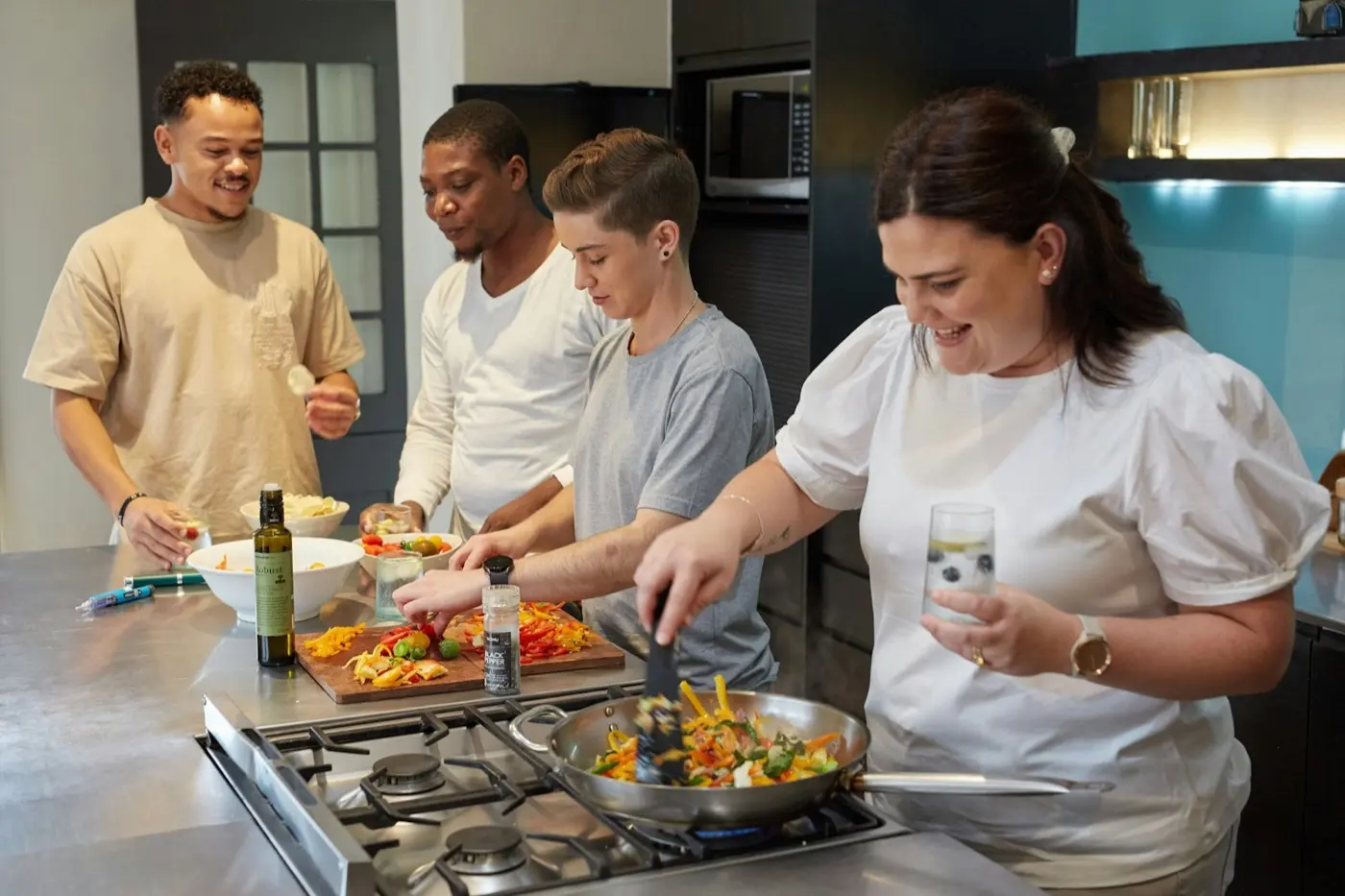 Une équipe cuisine ensemble autour des fourneaux