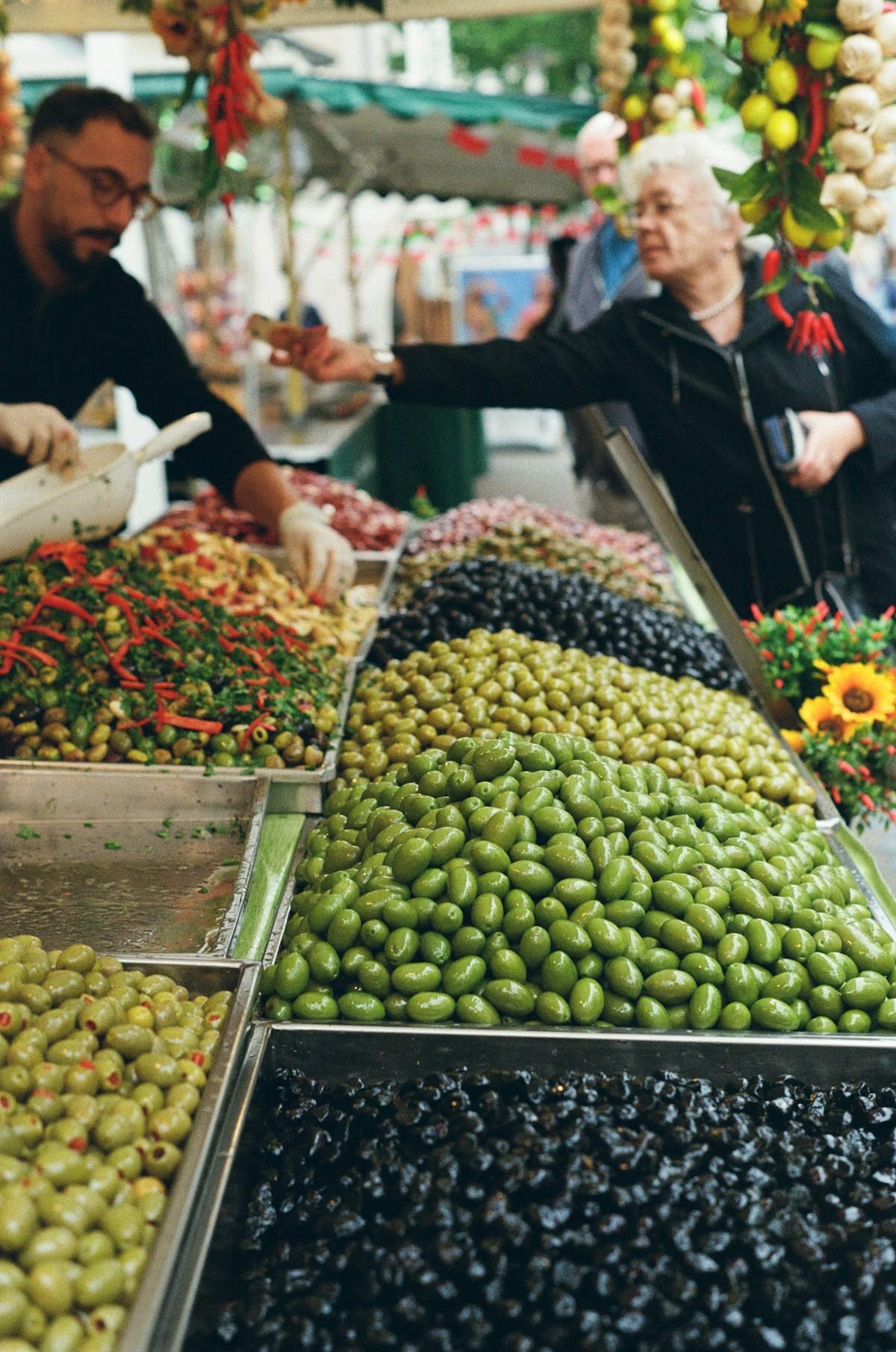 Étals d'olives au marché des Capucins